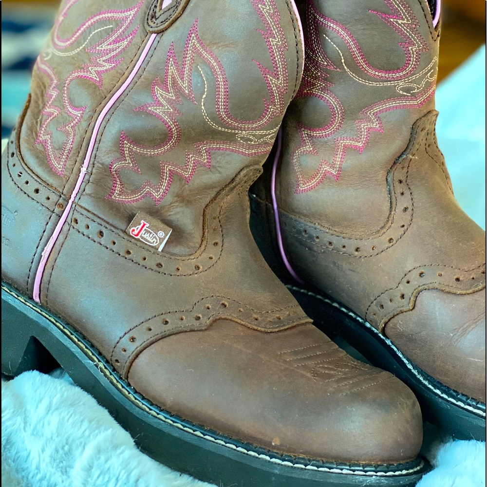Justin Women’s 8 1/2 B steel toed cowboy boots